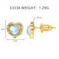 Detaillierte Produktansicht der 9mm herzförmigen Mondstein-Ohrstecker aus Messing - Herz Ohrstecker (E3338) / 1 Paar Packung / 18k Goldfarbe (E3338)