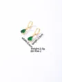 Vergulde groene peer zirconia oorbellen gedetailleerd overzicht met maten van 0,6x2,5cm. - Goud Groen
