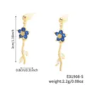 Detaillierte Makroaufnahme von Blumenohrringen mit blauem Zirkonia und Blattakzenten - Blau Blumenstil Weiße Blätter (E01908-5)