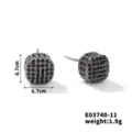 Vista dettagliata di orecchini a perno quadrati in zircone nero, dimensione 0.7cm e texture. - Orecchini a Bottone Quadrati Minimalisti (E03740-11) / Nero