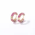 Eleganti orecchini a cerchio in rame dorato con zirconi rosso rubino incastonati - 16K Rosa Rosso