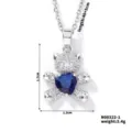 Primo piano della collana orsetto in zirconia cubica con cuore blu e dettagli sulle dimensioni - Stile che Tiene il Cuore (N00322-1) / Blu (Argento)
