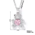 Dettaglio macro della collana orso con cuore rosa che mostra l'altezza di 1,7 cm - Stile che Tiene il Cuore (N00322-3) / Rosa (Argento)