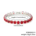 Vista dettagliata del bracciale tennis in argento con luminosi zirconi tondi rossi scintillanti. - Bianco K Pietra Rossa