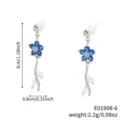 Detailansicht der blauen Blumen-Zirkonia-Ohrringe mit Blattdesign, Größe und Gewicht - Blau Blumenstil Weiße Blätter Silber (E01908-6)