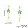 Detailansicht der goldene Blumen-Ohrringe mit grünen Zirkonia-Blütenblättern und Blattakzenten - Grün Blumenstil Weiße Blätter (E01908-17)