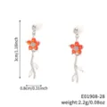 Detailansicht der orangefarbenen Zirkon-Blumenohrringe mit 3 cm Länge und Gewichtsangaben - Orange Blumenstil Weiße Blätter Silber (E01908-28)