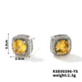 Vista macro dettagliata di eleganti orecchini a lobo quadrati con zircone giallo e halo - Argento Pietra Gialla