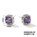 Dettaglio di orecchini a lobo quadrati in zircone viola con dimensioni 0,9 cm e peso 2,3 g. - Argento Pietra Viola