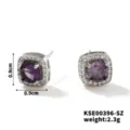 Vista dettagliata di orecchini a lobo quadrati in zirconia viola da 0,9 cm e 2,3 g - Argento Viola Scuro