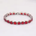 Elegantes versilbertes Kupfer-Tennisarmband mit lebhaften ovalen roten Zirkonia-Steinen - 19cm / Silber mit Rotem Diamant
