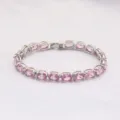 Elegantes Tennisarmband mit ovalen rosa Zirkoniasteinen in einer silberfarbenen Fassung. - 17cm / Silber Rosa Strass