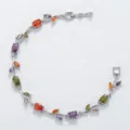Detailweergave van een elegante armband in wijnstokstijl met kleurrijke edelstenen - Zilver Kleurrijke Strass