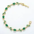 Gouden wijnstok armband met smaragdgroene ovale en marquise edelstenen op wit - Goud Groene Steen