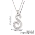 Vista dettagliata della collana con ciondolo lettera S in argento, zirconi e dimensioni - Stile Lettera S (N00149-S)