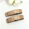 Primer plano detalle de cinturón elástico sin hebilla, diseño invisible para vaqueros. - Beige