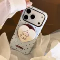 Gros plan sur une coque iPhone à pois bleu lait avec un support pour chiot en forme de cœur - 17promax / Points bruns fins magnétiques + Support magnétique chien mignon