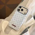 Vue détaillée de la coque mate crème pour téléphone avec pois bordeaux et anneau magnétique - 17promax / Points bruns fins magnétiques