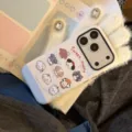 Detailansicht der weißen Cartoon Welpen iPhone Hülle auf einem flauschigen Handschuh - iPhone 17 Pro Max / Magnetisches blaues Hundegitter