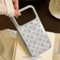 Gros plan détaillé de la coque de téléphone à carreaux bleus avec de petits cœurs - Bleu Givre Plaid Cœur Brun / 17promax
