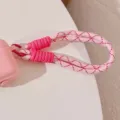 Détail d'une dragonne de téléphone tressée rose avec des accents de cordon vibrants - Sangle à Motifs de Losanges Rose / Carte Transparente