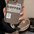 Détail d'une dragonne de téléphone tressée beige et noire durable avec thème café - Cordon Café / Carte Transparente