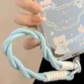 Détail du cordon de poignet tressé bleu et blanc pour téléphone avec texture douce - Sangle Bleu Lait et Blanc / Carte Transparente