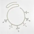 Detailaufnahme der silbernen Retro-Kreuz-Metall-Taillenkette, Gothic-Punk-Stil Accessoire. - Silber