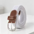 Detailopname van een witte gevlochten elastische riem met bruine lederen uiteinden - Wit