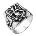 Vista detallada de un anillo Baphomet de acero inoxidable con grabados de pentagrama. - Talla 7 / Plata Antigua