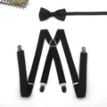 Vue détaillée des bretelles élastiques noires pour hommes et du nœud papillon avec clips en métal. - Noir