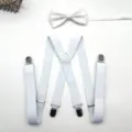 Vue détaillée de l'ensemble bretelles et nœud papillon blancs pour homme, élastique. - Blanc