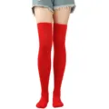 Detailansicht der leuchtend roten Baumwoll-Overknee-Strümpfe mit Denim-Shorts - Einheitsgröße / Rot