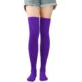 Detailansicht der leuchtend violetten Overknee-Strümpfe getragen mit Denim-Shorts - Einheitsgröße / Violettblau