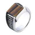 Primer plano detallado de anillo vintage de acero inoxidable con piedra ojo de tigre - Talla 7 / Gema Ojo de Tigre