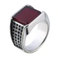 Anillo vintage para hombre con piedra roja cuadrada y detalles de rejilla negra - Talla 7 / Piedra Roja