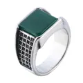 Anillo vintage de acero de titanio para hombre con una gran piedra preciosa verde cuadrada - Talla 7 / Piedra preciosa verde