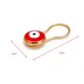Vista dettagliata della spilla malocchio rossa con dimensioni 25 mm di lunghezza e 10 mm. - Stile Rosso (BD210RD00)