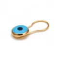 Macro-opname van een gouden Turkse boze oog broche met lichtblauw emaille inleg - Lichtblauwe Stijl (BD210BU02)