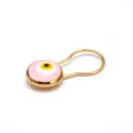 Macrodetail van retro roze Turks boos oog speld met goudkleurige metalen finish - Roze Stijl (BD210PK00)
