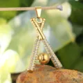 Makroansicht eines vergoldeten Anhängers in Form eines Baseballschlägers mit Kristallen - Anhänger Ohne Kette (XD1232) / Gold