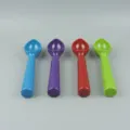 Detailaufnahme von bunten Kunststoff-Eislöffeln in Blau, Lila, Rot und Grün, glatter Griff. - Eisportionierer (Zufällige Farbe)