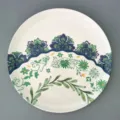 Assiette ronde en mélamine blanche avec motifs floraux verts et bleus élégants - Fleur Verte