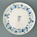 Assiette plate ronde en mélamine décorée d'un élégant motif floral bleu et jaune - Fleur Bleue