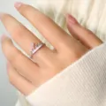 Elegante funkelnde Kronen-Kettenring mit Strasssteinen an einem Finger im Detail - Krone Teleskopring / Verstellbar / Weißgold