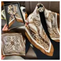 Detailweergave van bruine zijden sjaal met vintage paisley-print en textuur - Stijl 25 / 70x70cm