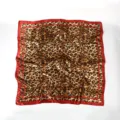 Elegante sciarpa quadrata leopardata con bordo rosso, foulard decorativo effetto seta. - 90x90cm / Rosso