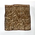 Classico foulard quadrato in seta con stampa leopardata da donna, scialle versatile - 90x90cm / Marrone
