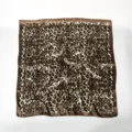 Elegante foulard in seta leopardata da donna, versatile fazzoletto da collo quadrato - 90x90cm / Marrone chiaro