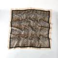 Elegante pañuelo de seda con estampado de leopardo y borde dorado, pañuelo cuadrado versátil - S213 albaricoque crema